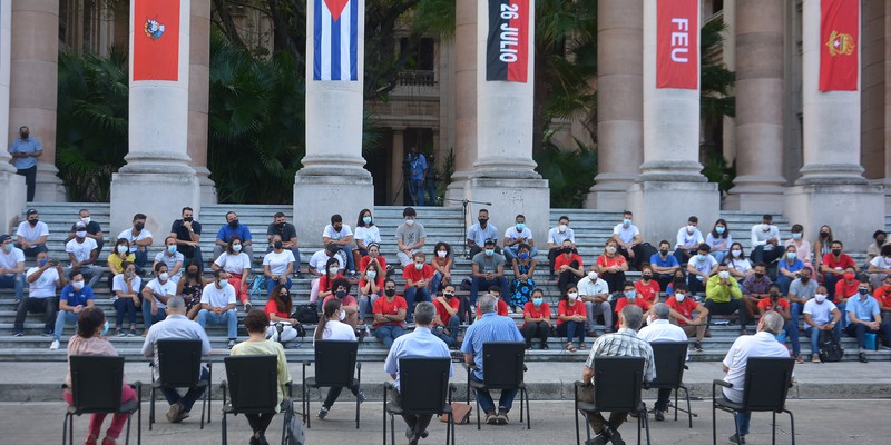 Intercambia el Presidente Díaz-Canel con jóvenes de diversos sectores de la economía y la sociedad en la Universidad de la Habana. Fotos: Estudios Revolución
