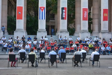 Intercambia el Presidente Díaz-Canel con jóvenes de diversos sectores de la economía y la sociedad en la Universidad de la Habana. Fotos: Estudios Revolución 14