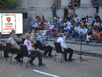 Intercambia el Presidente Díaz-Canel con jóvenes de diversos sectores de la economía y la sociedad en la Universidad de la Habana. Fotos: Estudios Revolución