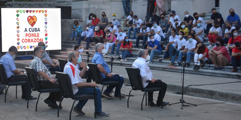 Intercambia el Presidente Díaz-Canel con jóvenes de diversos sectores de la economía y la sociedad en la Universidad de la Habana. Fotos: Estudios Revolución