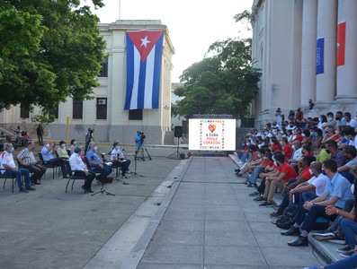 Intercambia el Presidente Díaz-Canel con jóvenes de diversos sectores de la economía y la sociedad en la Universidad de la Habana. Fotos: Estudios Revolución