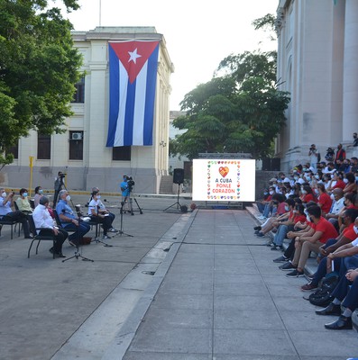 Intercambia el Presidente Díaz-Canel con jóvenes de diversos sectores de la economía y la sociedad en la Universidad de la Habana. Fotos: Estudios Revolución