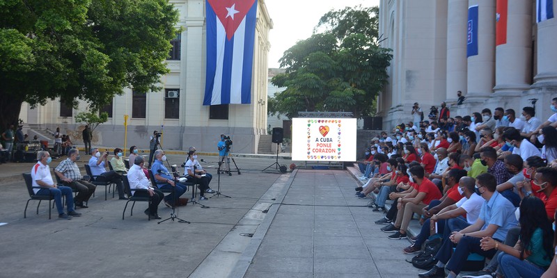 Intercambia el Presidente Díaz-Canel con jóvenes de diversos sectores de la economía y la sociedad en la Universidad de la Habana. Fotos: Estudios Revolución