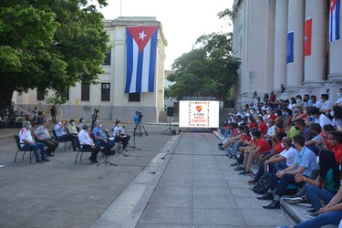 Intercambia el Presidente Díaz-Canel con jóvenes de diversos sectores de la economía y la sociedad en la Universidad de la Habana. Fotos: Estudios Revolución 18