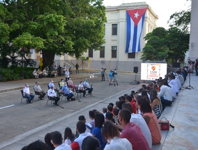 Intercambia el Presidente Díaz-Canel con jóvenes de diversos sectores de la economía y la sociedad en la Universidad de la Habana. Fotos: Estudios Revolución