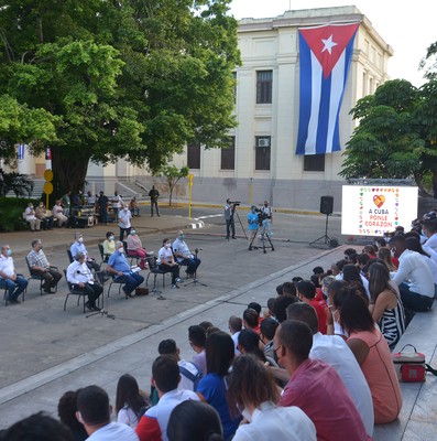Intercambia el Presidente Díaz-Canel con jóvenes de diversos sectores de la economía y la sociedad en la Universidad de la Habana. Fotos: Estudios Revolución