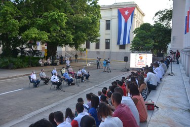 Intercambia el Presidente Díaz-Canel con jóvenes de diversos sectores de la economía y la sociedad en la Universidad de la Habana. Fotos: Estudios Revolución 19