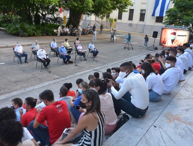 Intercambia el Presidente Díaz-Canel con jóvenes de diversos sectores de la economía y la sociedad en la Universidad de la Habana. Fotos: Estudios Revolución