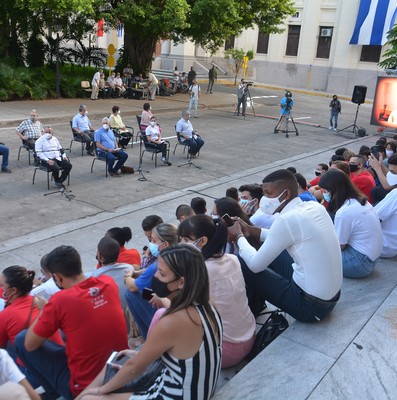 Intercambia el Presidente Díaz-Canel con jóvenes de diversos sectores de la economía y la sociedad en la Universidad de la Habana. Fotos: Estudios Revolución