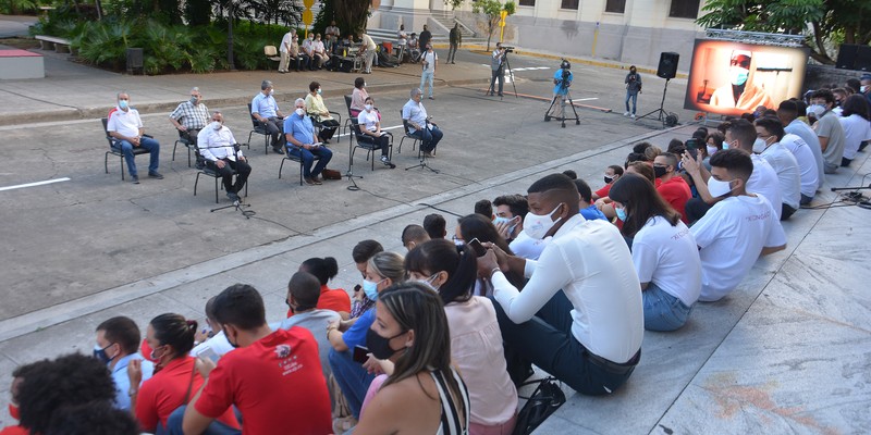 Intercambia el Presidente Díaz-Canel con jóvenes de diversos sectores de la economía y la sociedad en la Universidad de la Habana. Fotos: Estudios Revolución