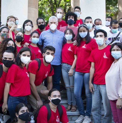 Intercambia el Presidente Díaz-Canel con jóvenes de diversos sectores de la economía y la sociedad en la Universidad de la Habana. Fotos: Estudios Revolución