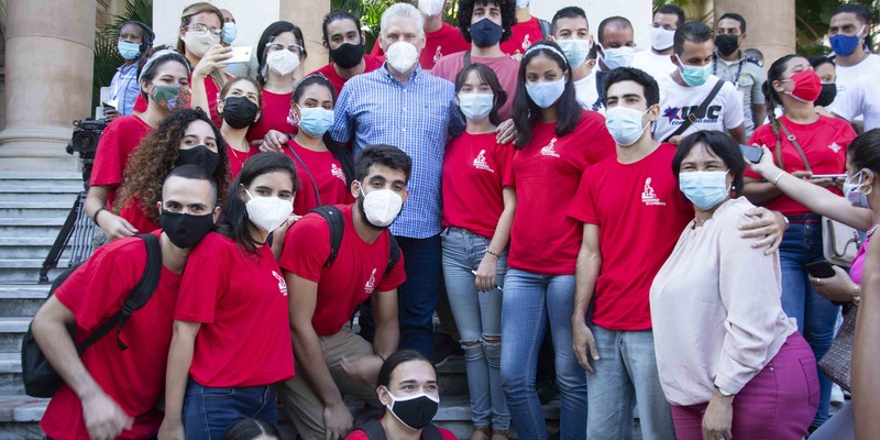 Intercambia el Presidente Díaz-Canel con jóvenes de diversos sectores de la economía y la sociedad en la Universidad de la Habana. Fotos: Estudios Revolución