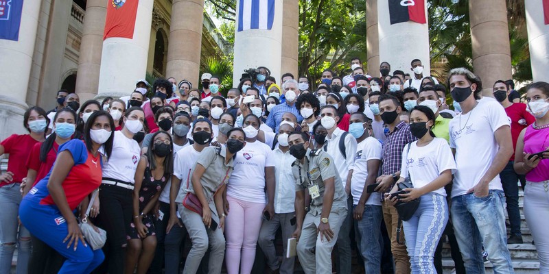 Intercambia el Presidente Díaz-Canel con jóvenes de diversos sectores de la economía y la sociedad en la Universidad de la Habana. Fotos: Estudios Revolución
