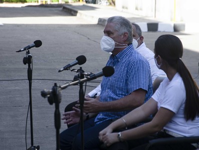 Intercambia el Presidente Díaz-Canel con jóvenes de diversos sectores de la economía y la sociedad en la Universidad de la Habana. Fotos: Estudios Revolución