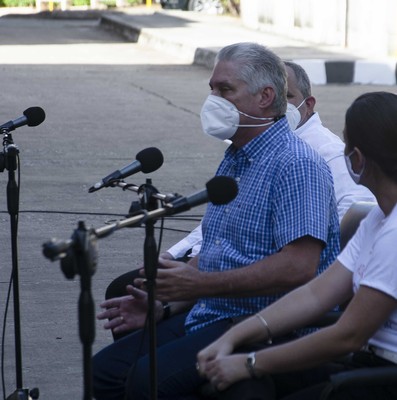 Intercambia el Presidente Díaz-Canel con jóvenes de diversos sectores de la economía y la sociedad en la Universidad de la Habana. Fotos: Estudios Revolución