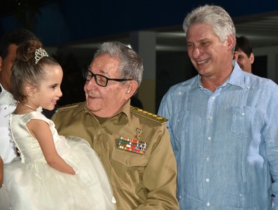 Asisten Raúl y Díaz-Canel a fiesta de quince en la escuela especial “Solidaridad con Panamá”