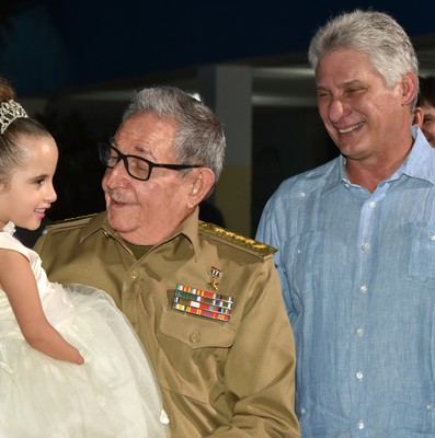 Asisten Raúl y Díaz-Canel a fiesta de quince en la escuela especial “Solidaridad con Panamá”