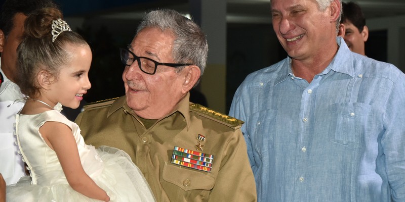 Asisten Raúl y Díaz-Canel a fiesta de quince en la escuela especial “Solidaridad con Panamá”