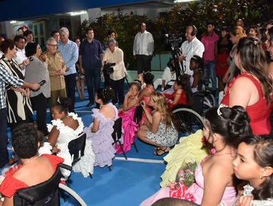 Asisten Raúl y Díaz-Canel a fiesta de quince en la escuela especial “Solidaridad con Panamá”