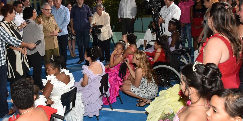 Asisten Raúl y Díaz-Canel a fiesta de quince en la escuela especial “Solidaridad con Panamá”