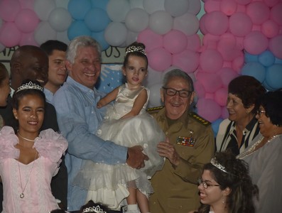 Asisten Raúl y Díaz-Canel a fiesta de quince en la escuela especial “Solidaridad con Panamá”