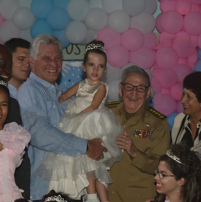 Asisten Raúl y Díaz-Canel a fiesta de quince en la escuela especial “Solidaridad con Panamá”