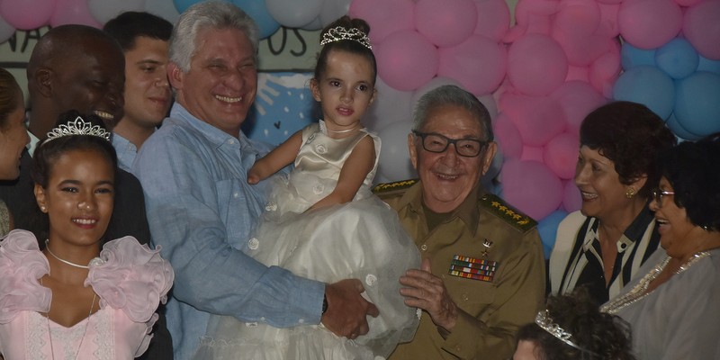 Asisten Raúl y Díaz-Canel a fiesta de quince en la escuela especial “Solidaridad con Panamá”