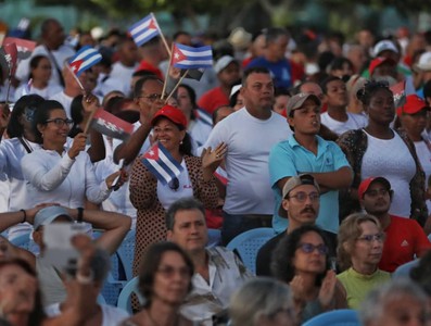 La Revolución cubana sigue de pie, combatiendo, con la frente en alto y la dignidad intacta