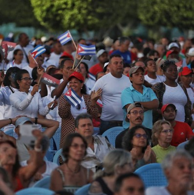 La Revolución cubana sigue de pie, combatiendo, con la frente en alto y la dignidad intacta
