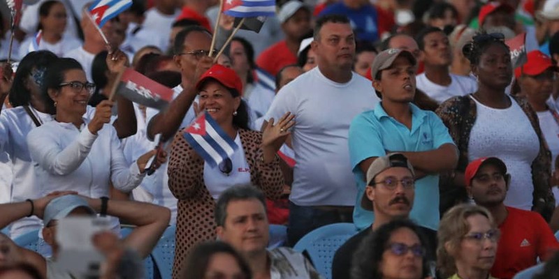 La Revolución cubana sigue de pie, combatiendo, con la frente en alto y la dignidad intacta