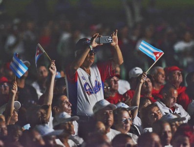 La Revolución cubana sigue de pie, combatiendo, con la frente en alto y la dignidad intacta