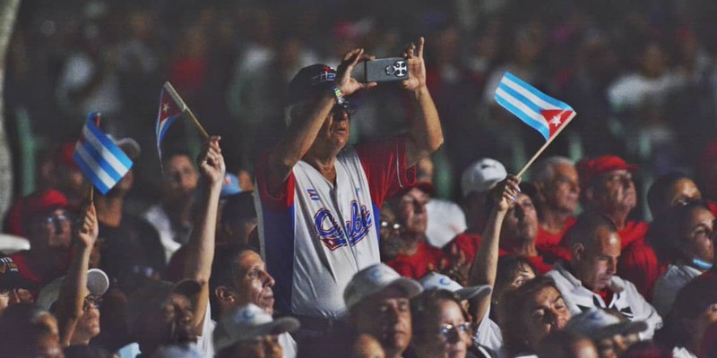 La Revolución cubana sigue de pie, combatiendo, con la frente en alto y la dignidad intacta