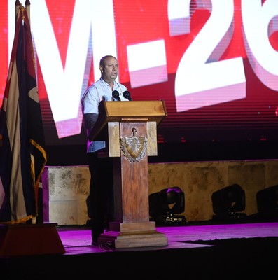 La Revolución cubana sigue de pie, combatiendo, con la frente en alto y la dignidad intacta