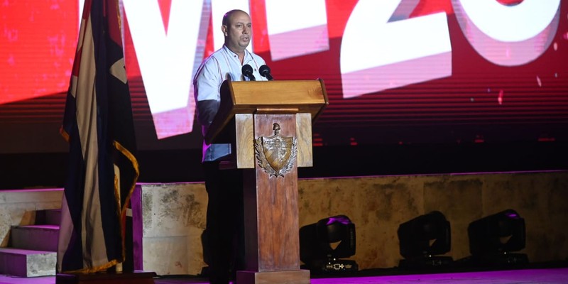 La Revolución cubana sigue de pie, combatiendo, con la frente en alto y la dignidad intacta