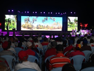 La Revolución cubana sigue de pie, combatiendo, con la frente en alto y la dignidad intacta