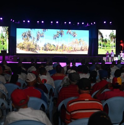 La Revolución cubana sigue de pie, combatiendo, con la frente en alto y la dignidad intacta
