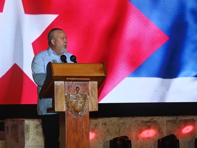 La Revolución cubana sigue de pie, combatiendo, con la frente en alto y la dignidad intacta