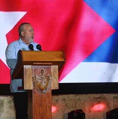 La Revolución cubana sigue de pie, combatiendo, con la frente en alto y la dignidad intacta