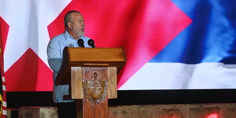 La Revolución cubana sigue de pie, combatiendo, con la frente en alto y la dignidad intacta