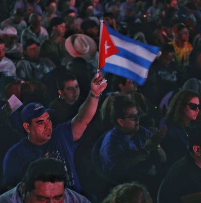 La Revolución cubana sigue de pie, combatiendo, con la frente en alto y la dignidad intacta