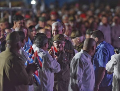 La Revolución cubana sigue de pie, combatiendo, con la frente en alto y la dignidad intacta