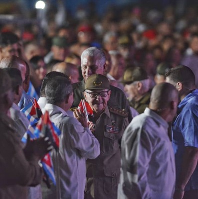 La Revolución cubana sigue de pie, combatiendo, con la frente en alto y la dignidad intacta