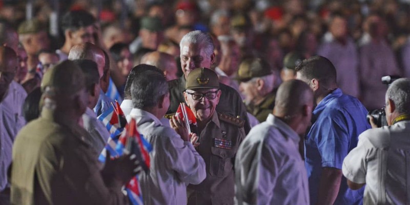 La Revolución cubana sigue de pie, combatiendo, con la frente en alto y la dignidad intacta
