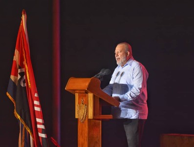La Revolución cubana sigue de pie, combatiendo, con la frente en alto y la dignidad intacta