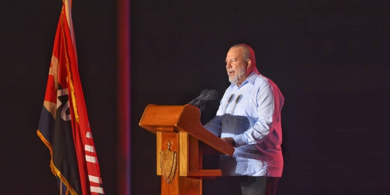 La Revolución cubana sigue de pie, combatiendo, con la frente en alto y la dignidad intacta