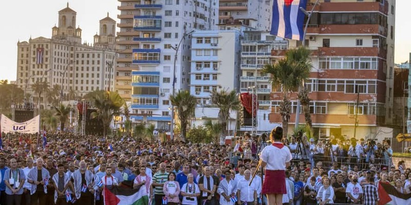 Abrazos de cien mil habaneros para Palestina
