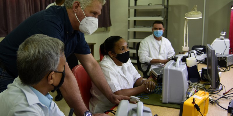 Visita del Presidente Miguel Díaz-Canel a COMBIOMED. 30 de marzo 2021     Fotos: Estudios Revolución
