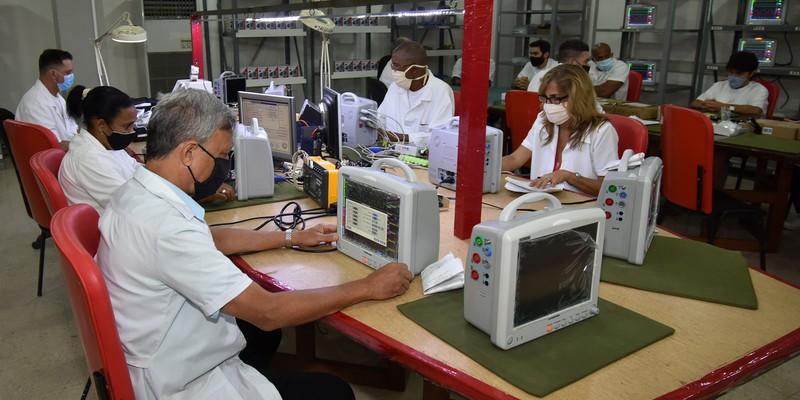 Visita del Presidente Miguel Díaz-Canel a COMBIOMED. 30 de marzo 2021     Fotos: Estudios Revolución