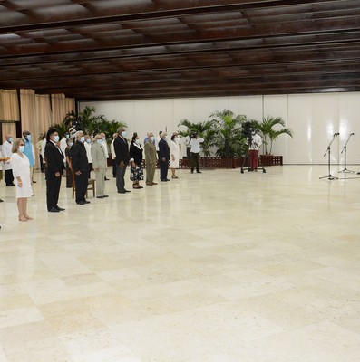 Entregan título honorífico de Héroe del Trabajo de la República de Cuba y otras altas condecoraciones
