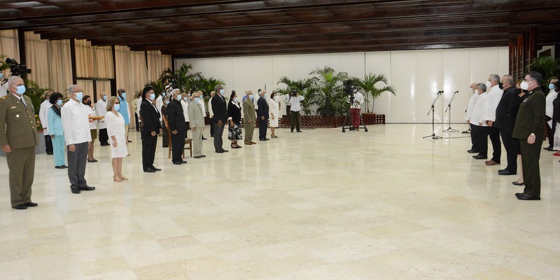 Entregan título honorífico de Héroe del Trabajo de la República de Cuba y otras altas condecoraciones